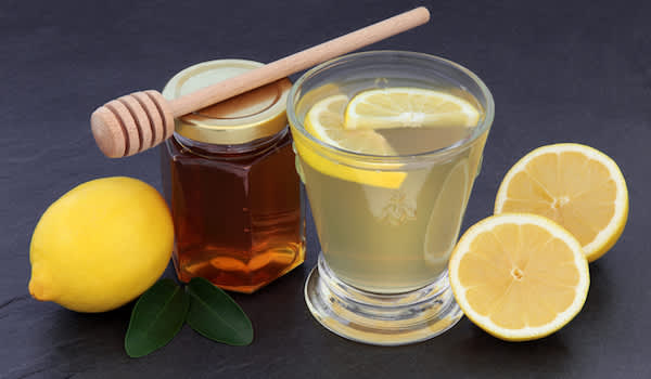 加蜂蜜和柠檬的热水。