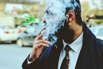 吸烟的男人满脸烟雾