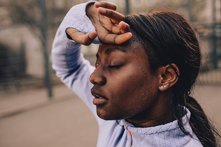 由汗水引起的慢性荨麻疹。