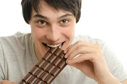 男人正在吃巧克力棒。