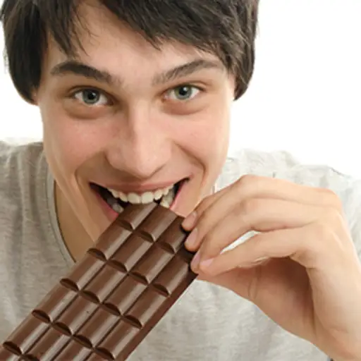 男人正在吃巧克力棒。