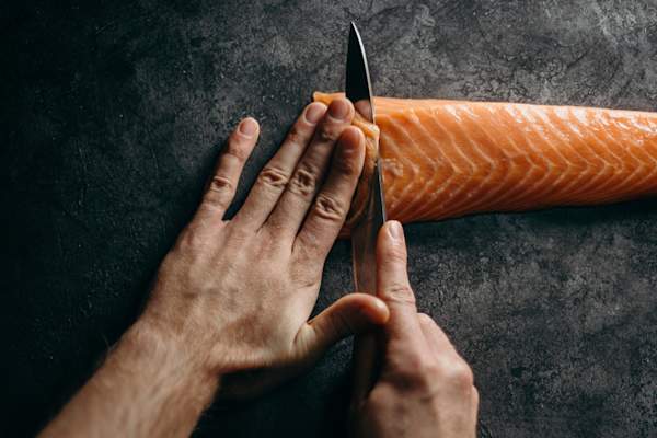 男人的手切三文鱼