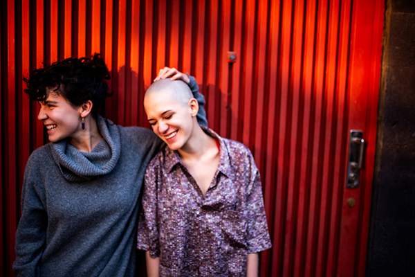 两个女人在一起笑