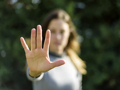 女人举手示意停止。