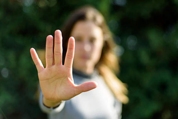 女人的手说停止。