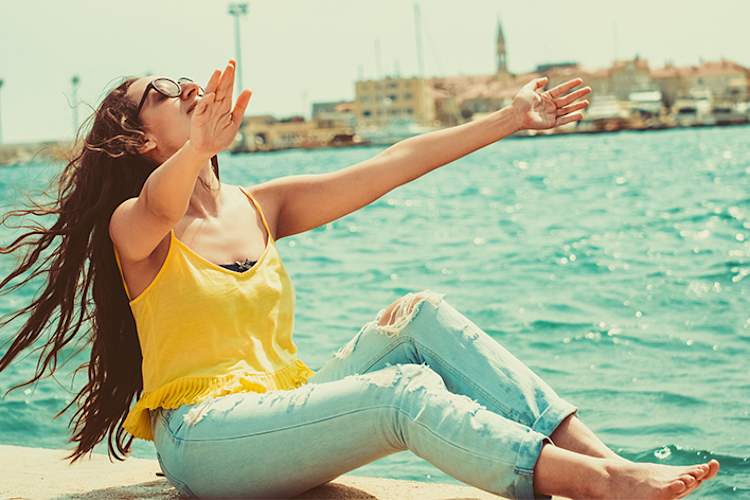 年轻女子放松和享受在水上的船。