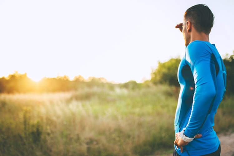 男子准备日落运行。