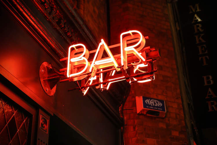 酒吧招牌在晚上。