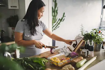 女人准备晚餐