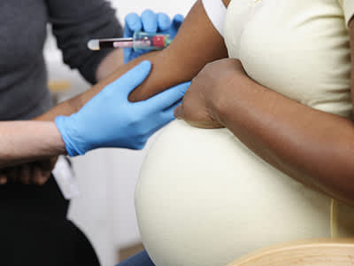 孕妇抽血化验。