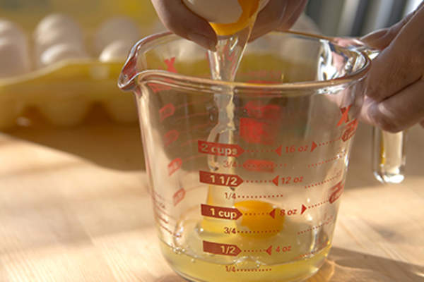 在量杯测量蛋。