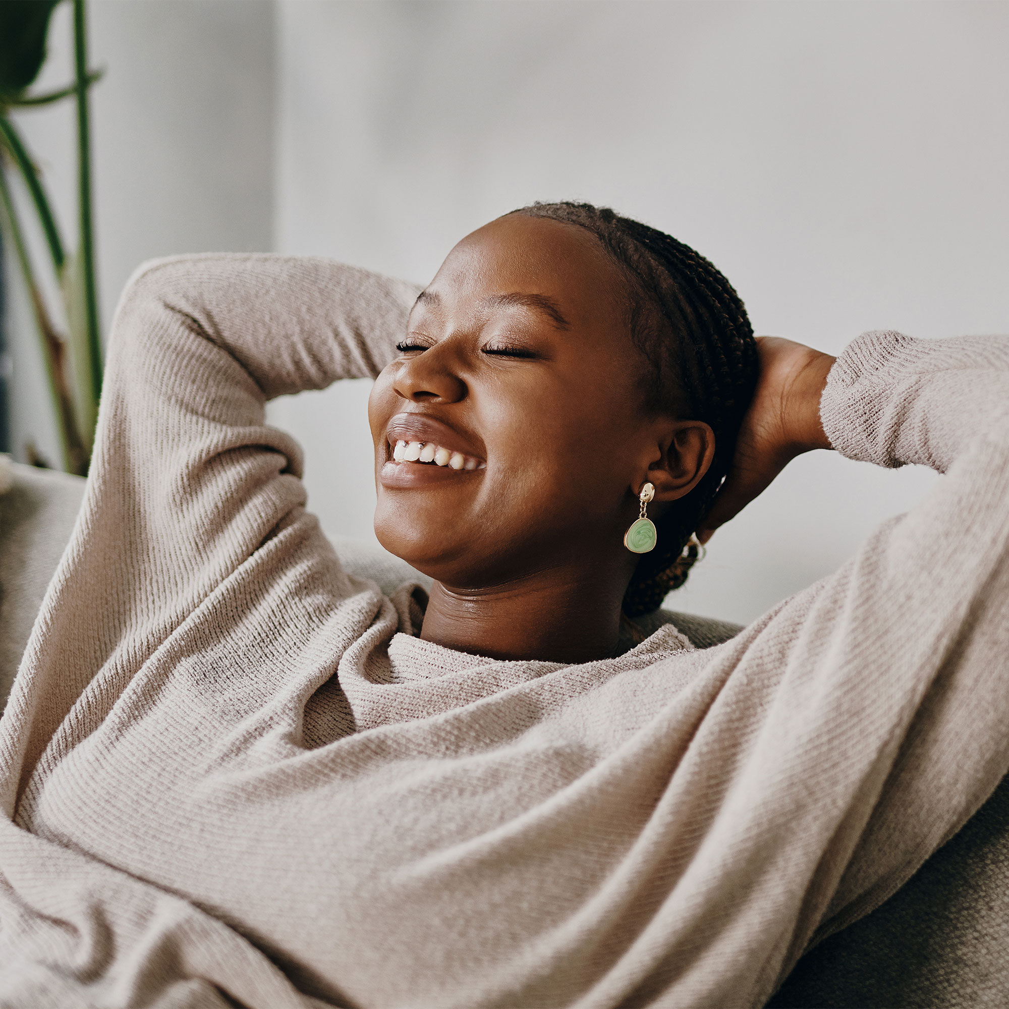 幸福的女人在家休息