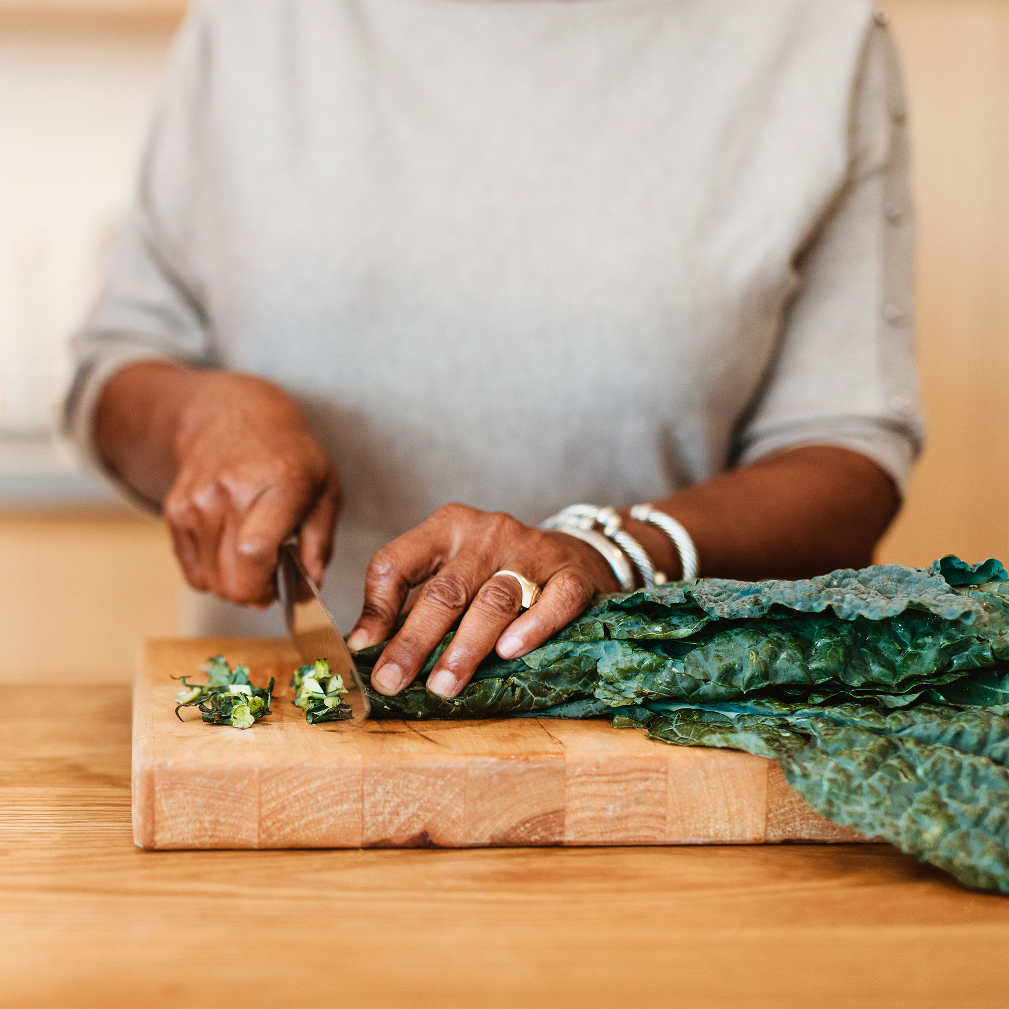 手在砧板上切甜菜的特写镜头