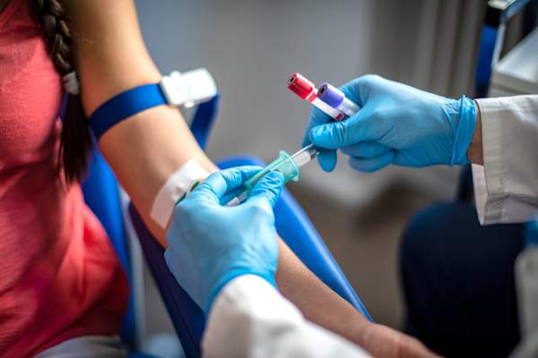 妇女接受血液测试