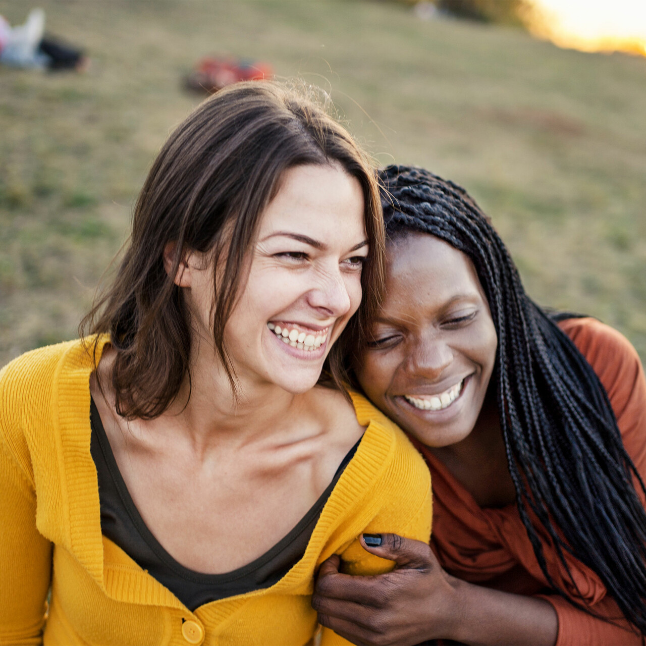 两个女人在一起笑