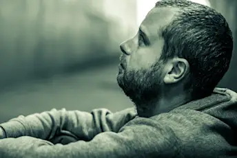 一个被蹂躏的人坐在隧道里。