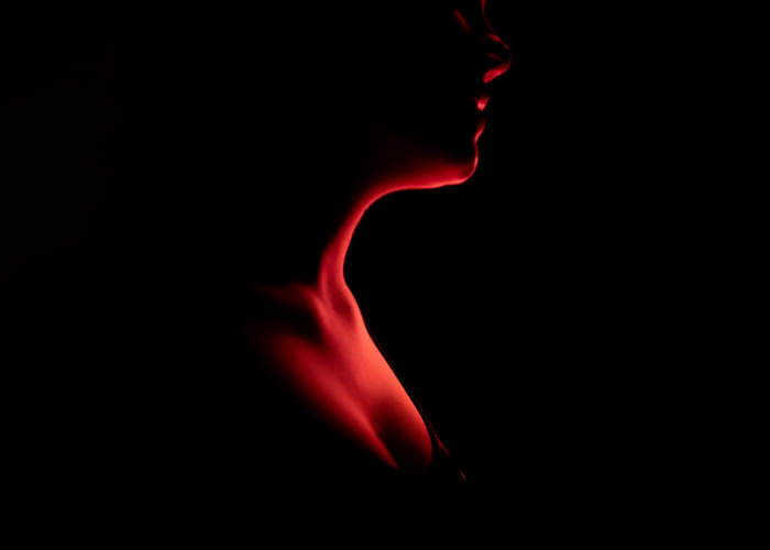 黑色和红色图像的妇女的脸和胸部