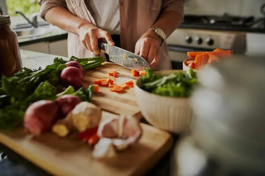 一名妇女在砧板上切蔬菜