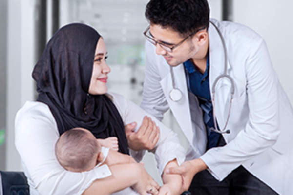 新妈妈在轮椅上的图像