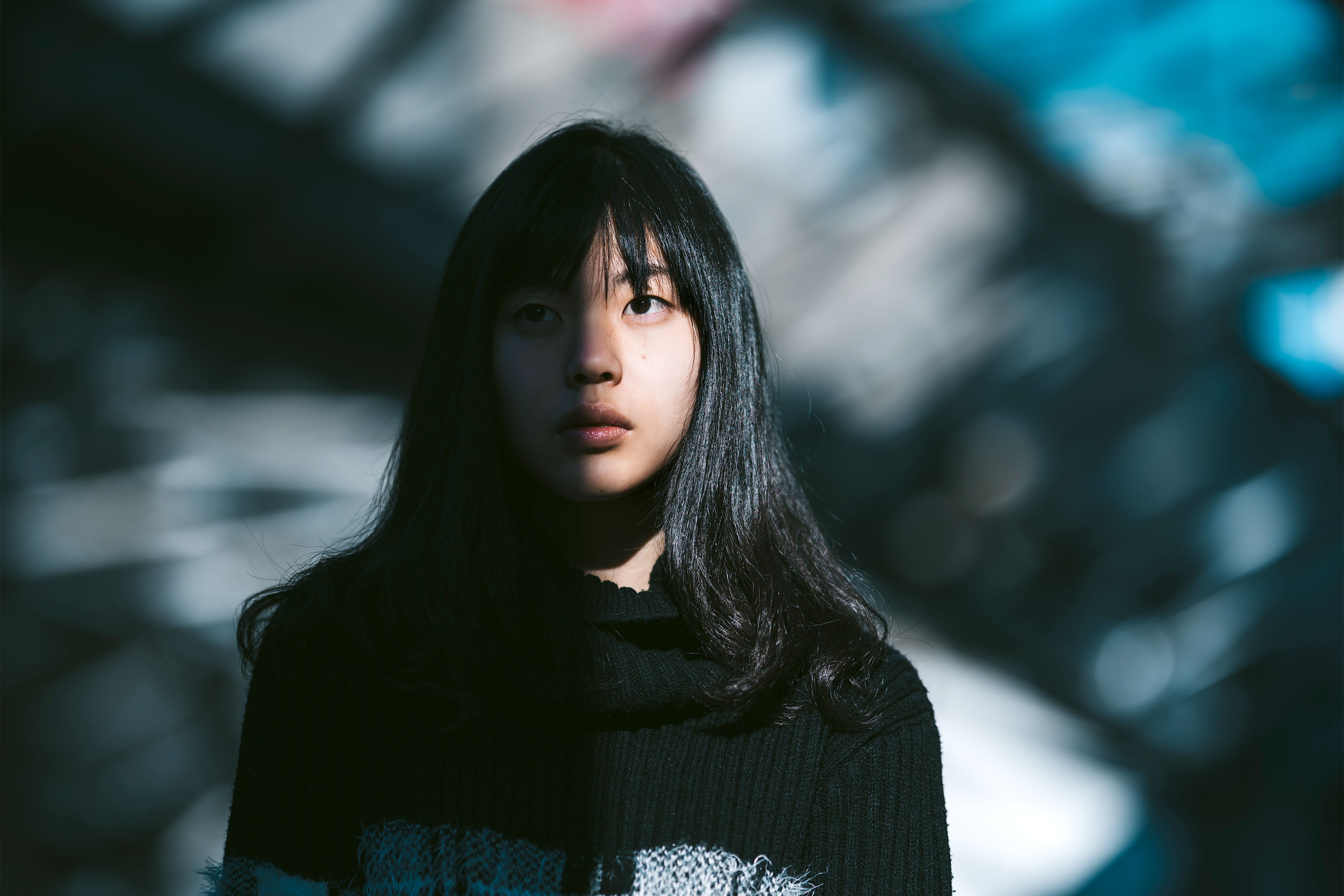 一个半在阴影中的女人