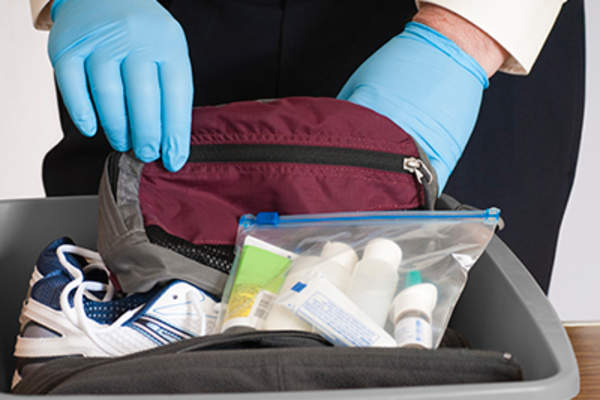 TSA检查功能上与它药行李携带。