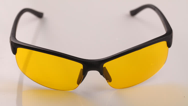 黄蓝色遮光眼镜。