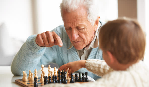 和爷爷下棋。