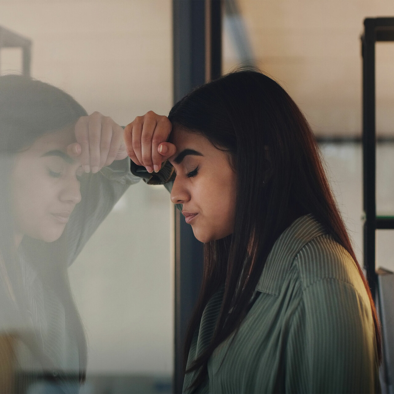 强调女性倾向于她的头在一个窗口