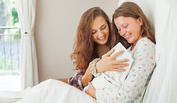 导乐陪伴分娩与产后母亲和婴儿。