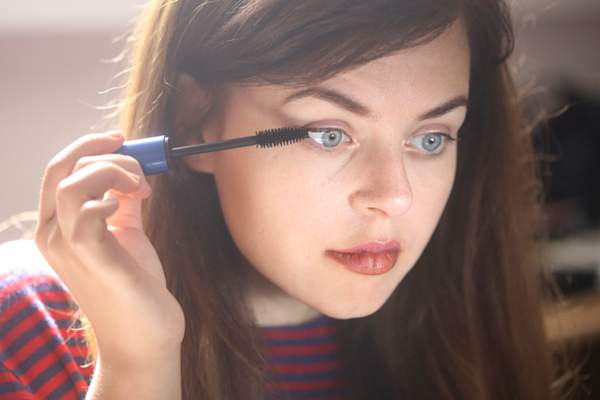 放置妇女睫毛膏