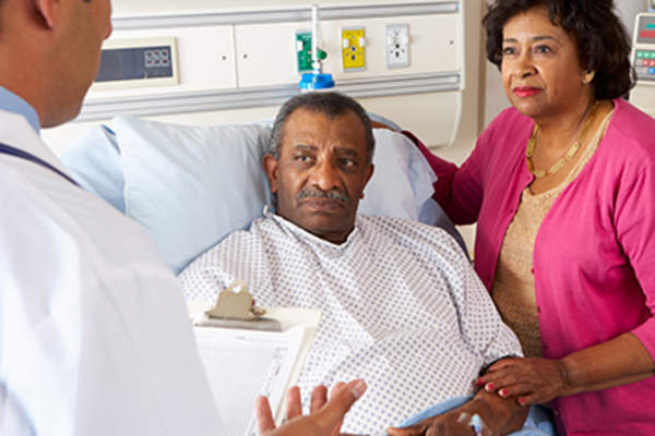 医生讨论诊断非洲裔病人。