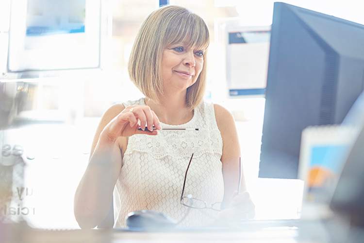 女人返回到她的办公室工作抽出时间来治疗她的风湿性关节炎之后。