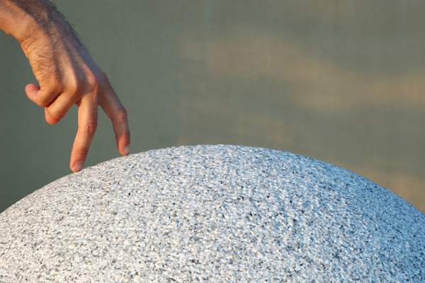 五指山步行从左至右在花岗石球的顶部。