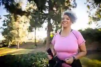 一个女人穿着健身手表时走到外面