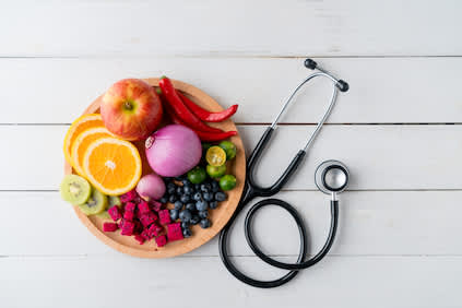 健康食品与医生的听诊器菜。