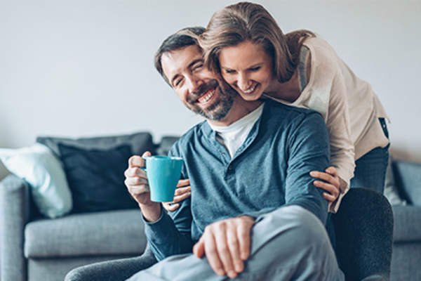 幸福的夫妇在家里谁一起工作。