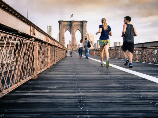 在布鲁克林桥上跑步的人