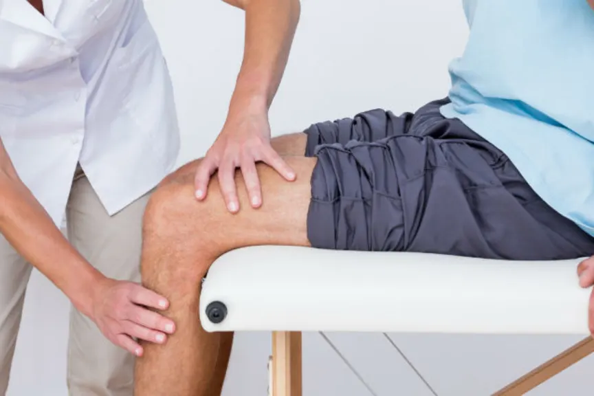 物理治疗师审查曼膝关节