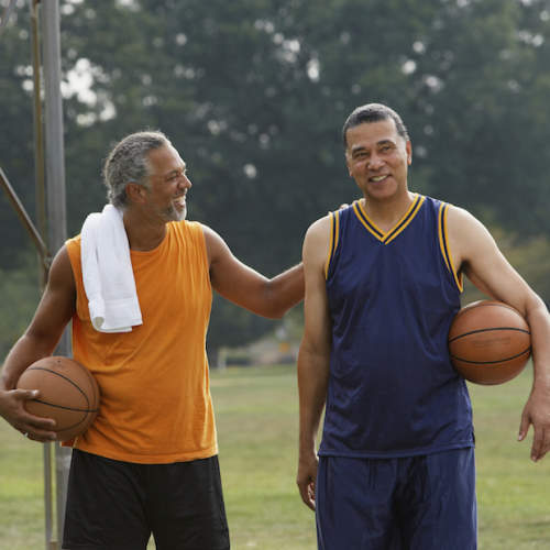 两个男人在篮球场上互相交谈。