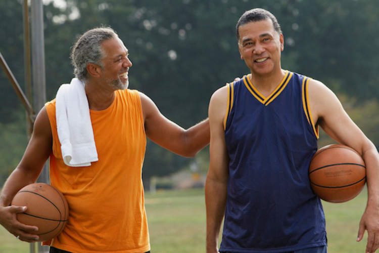 两个男人在篮球场上互相交谈。