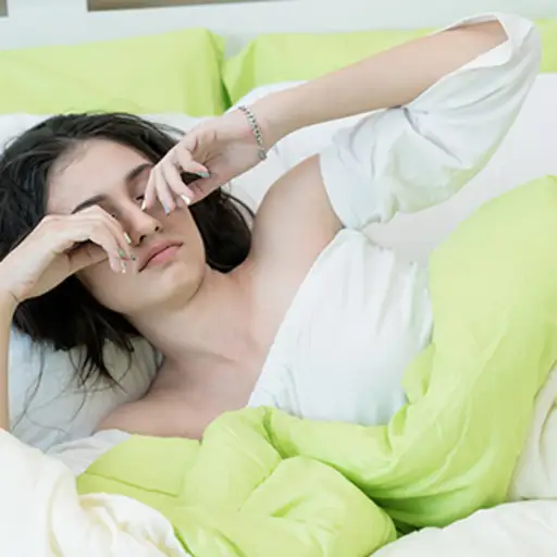 妇女摩擦眼睛。