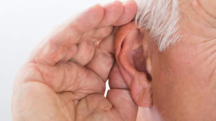 男子与听力损失拔罐耳。