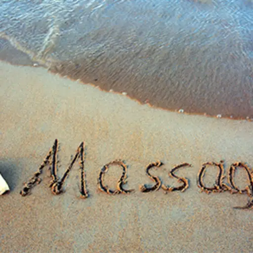 文字按摩写在海滩旁边的贝壳和海浪。