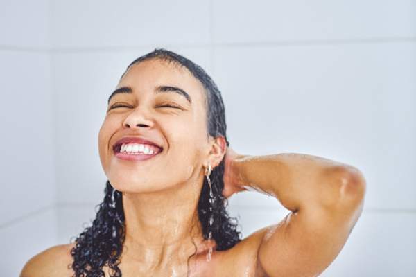 年轻的女士在洗澡