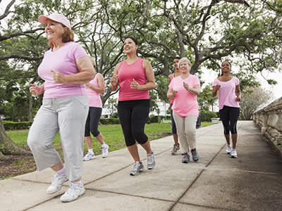 乳腺癌幸存者集团慢跑。