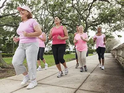 一组乳腺癌幸存者慢跑。