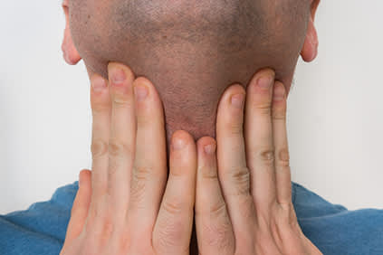 手放在脖子、甲状腺、喉咙前面的男人。