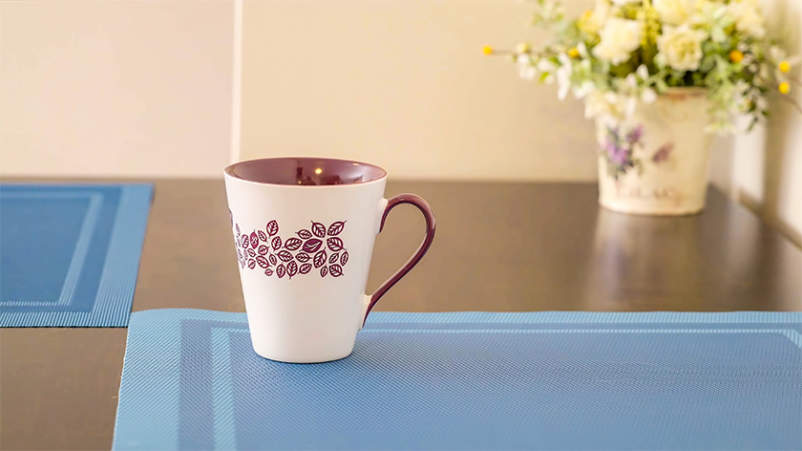 桌上有花咖啡杯。