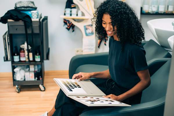 女人在选择发色染料目录