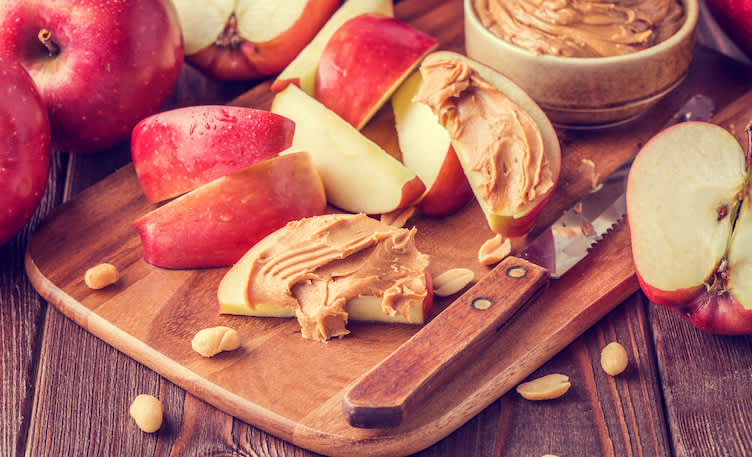 苹果片和花生酱。